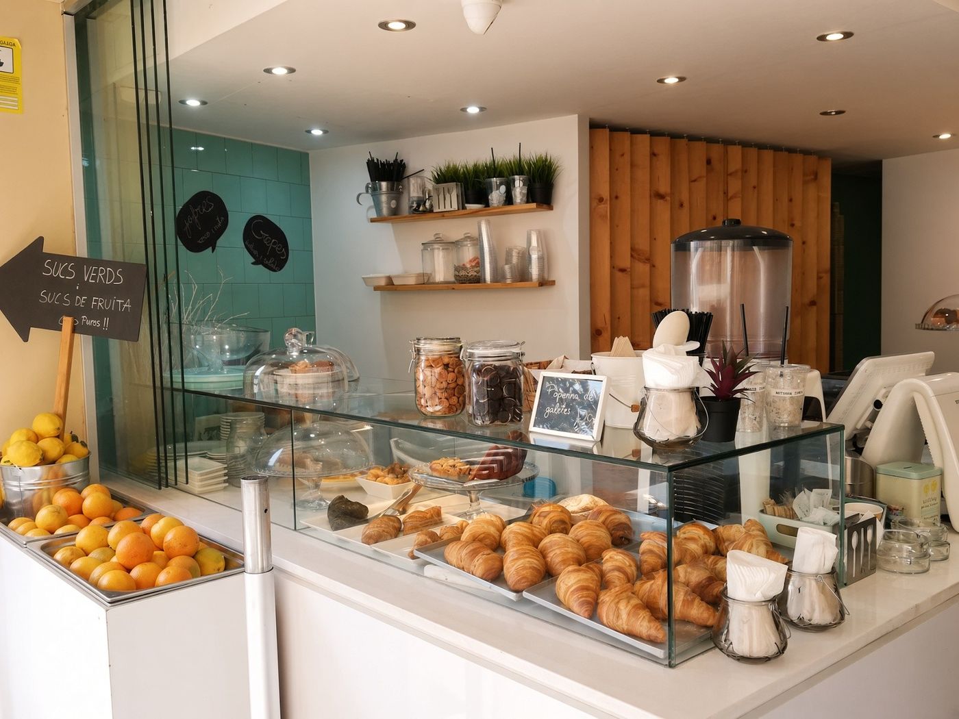 La barra amb croissants i fruita per als sucs